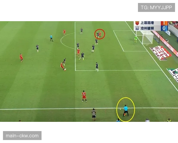 特写：绝杀被吹，摩纳哥球员围住裁判理论，var复核维持越位判罚