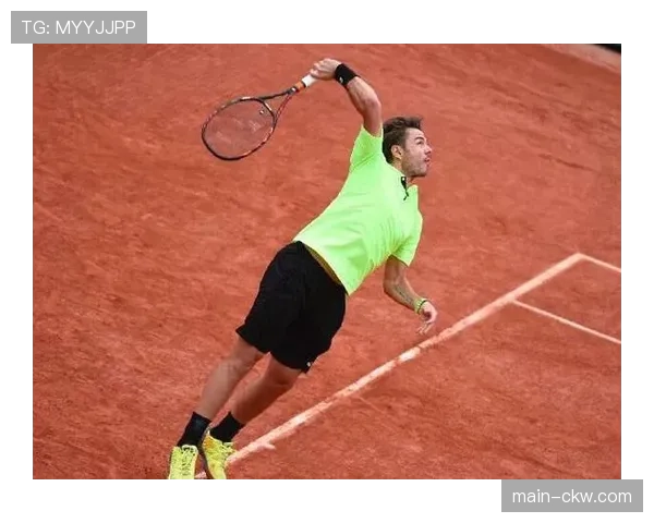 穆雷在挑战赛现场为年轻球童亲自指导如何传球，暖心一幕获赞